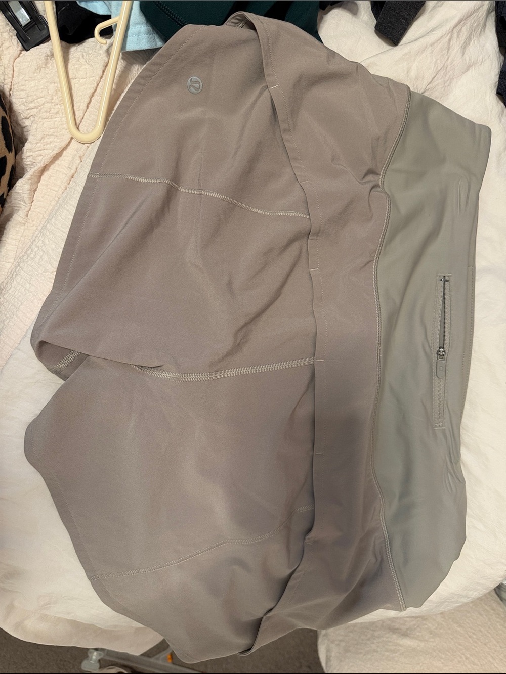 lululemon athletica Women’s Taupe/Olive Slim 2.5” shorts
